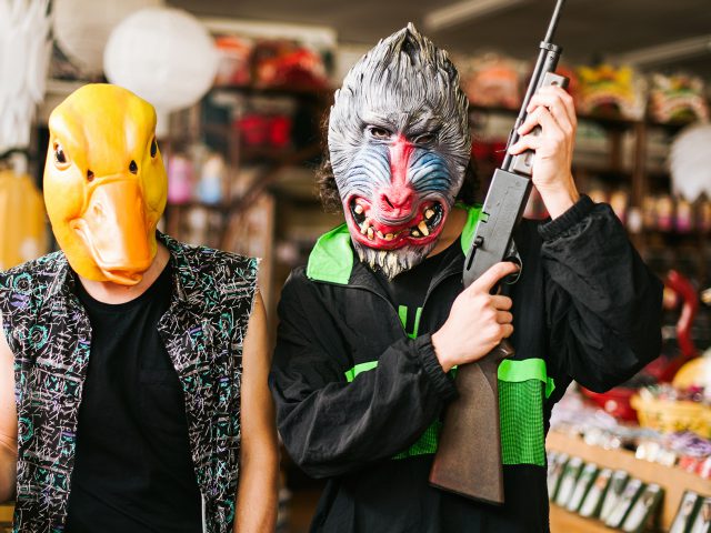 Mega Time Squad in unserer Review – Wenn sich ein Zeitreisender mit Gangstern anlegt Mega Time Squad Titel Bluray DVD Pandastorm Pictures Zeitreise Kritik Review