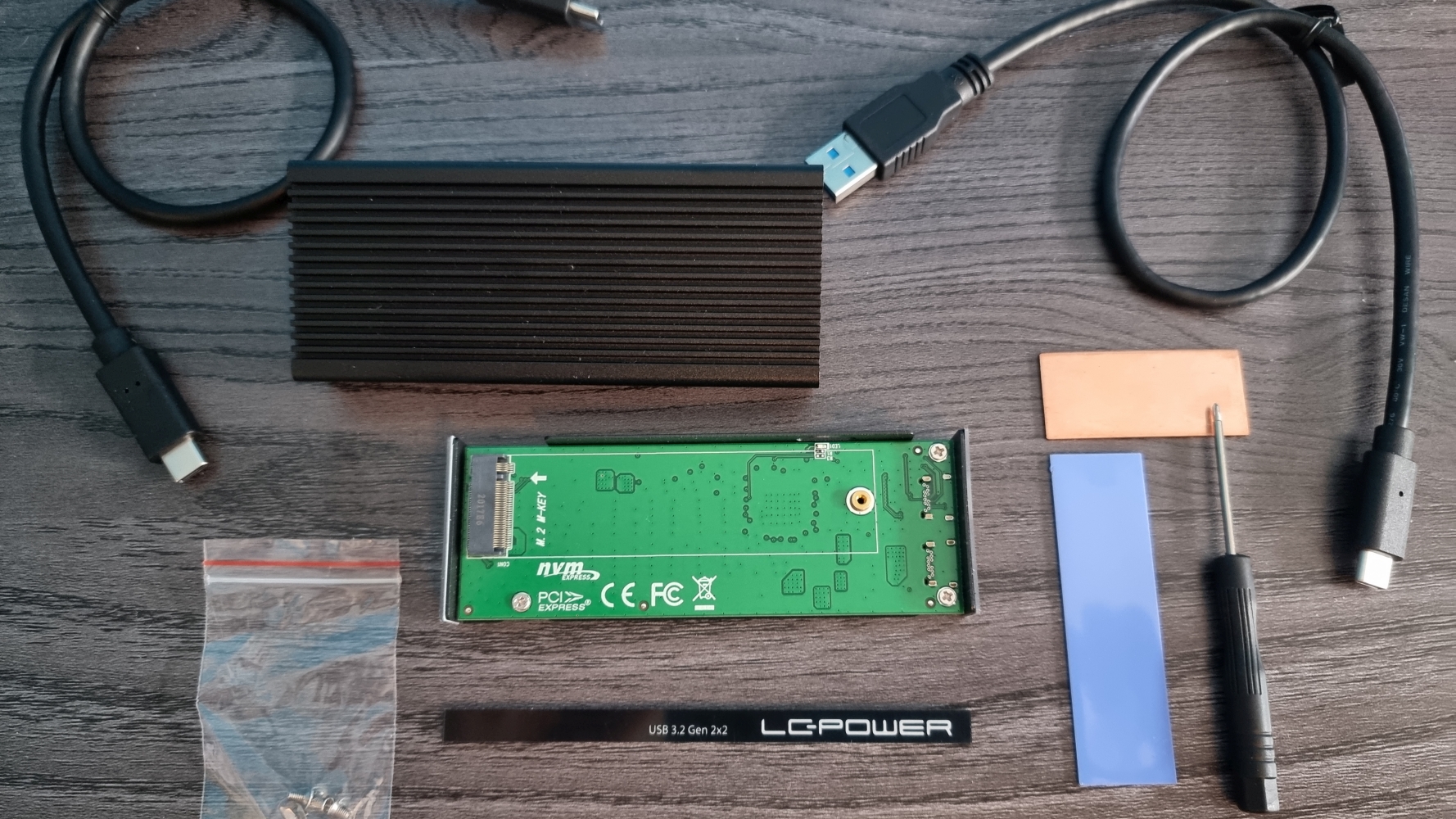 LC Power Phenom Pro NVME M.2 Solid State Drive SSD 1 TB Case Gerhäuse USB 3.2 Inhalt