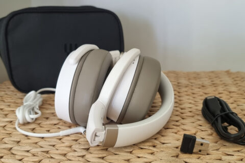 Das Komplettpaket des Epos Sennheiser Headsets inklusive Bluetooth-Dongle USB-C- und Klinkenkabel sowie Transporttasche