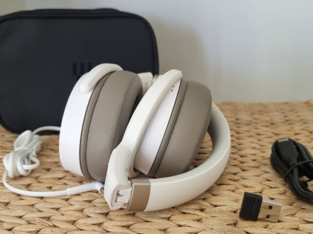 Das Komplettpaket des Epos Sennheiser Headsets inklusive Bluetooth-Dongle USB-C- und Klinkenkabel sowie Transporttasche