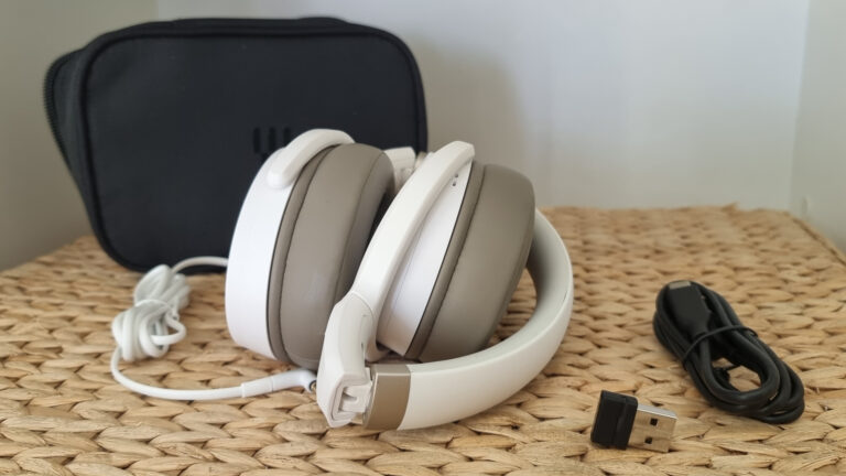 Das Komplettpaket des Epos Sennheiser Headsets inklusive Bluetooth-Dongle USB-C- und Klinkenkabel sowie Transporttasche
