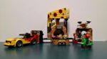 Gesamtansicht des LEGO City Sets 60496 mit Pizzaküche, Lieferauto und Sitzbereich