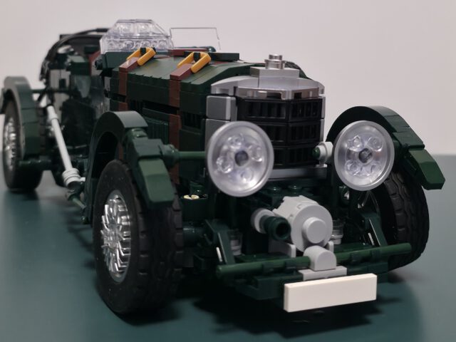 Mould King 10166 dunkelgrüner Blower Oldtimer aus Klemmbausteinen mit Metallic-Speichenfelgen