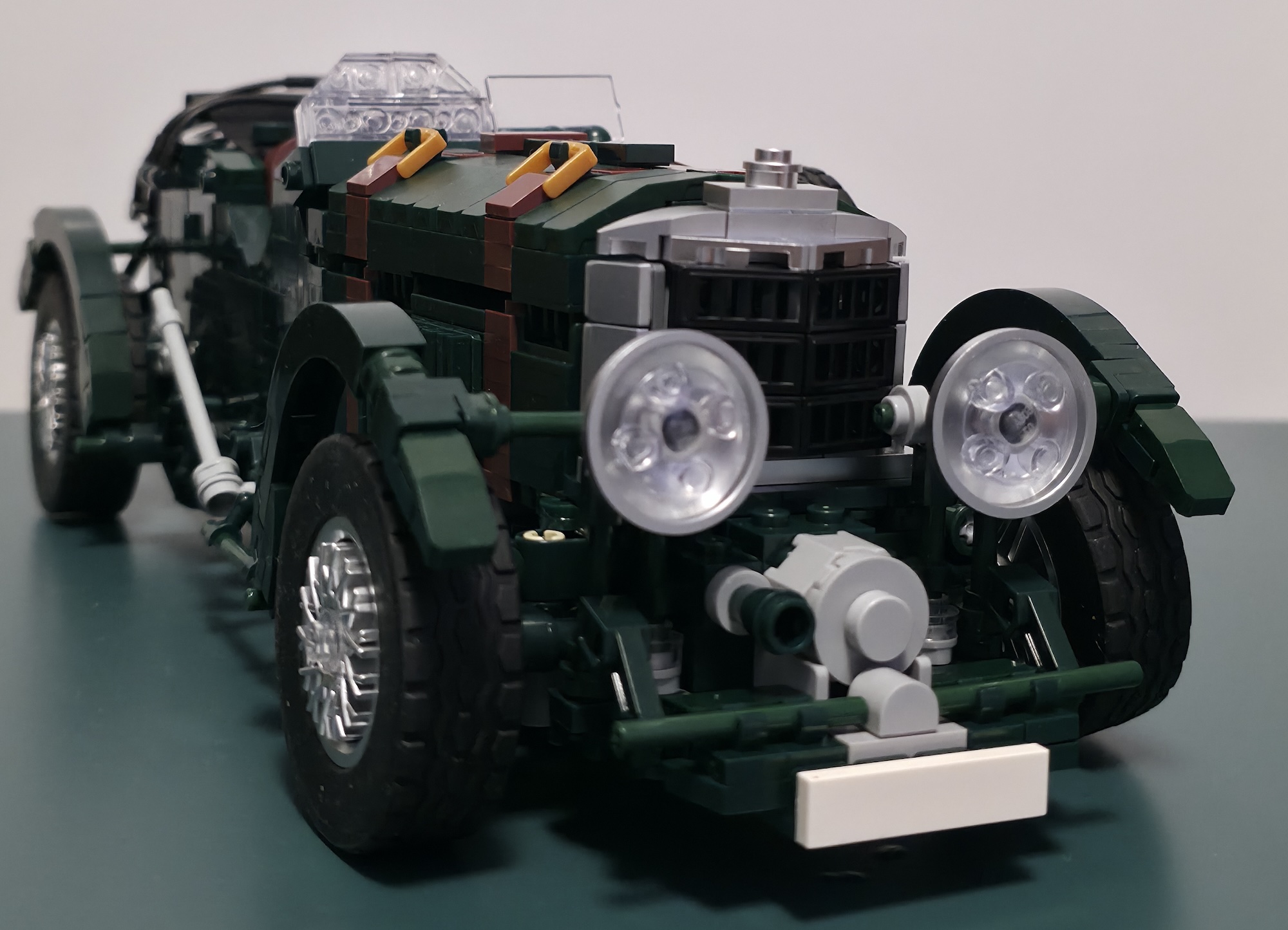 Mould King 10166 Oldtimer in der Frontansicht mit dunkelgrüner Karosserie, Metallic-Scheinwerfern und detailliertem Kühlergrill