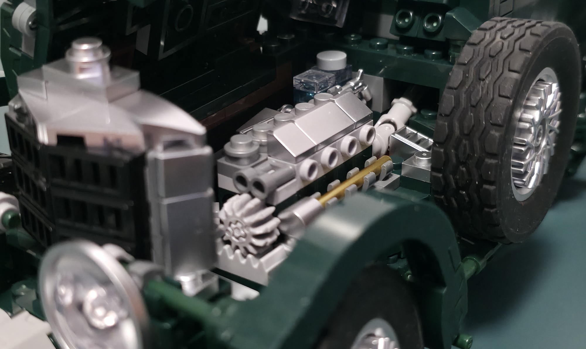 Geöffnete Motorhaube des Mould King 10166 mit detailliertem silberfarbenem Klemmbaustein-Motor