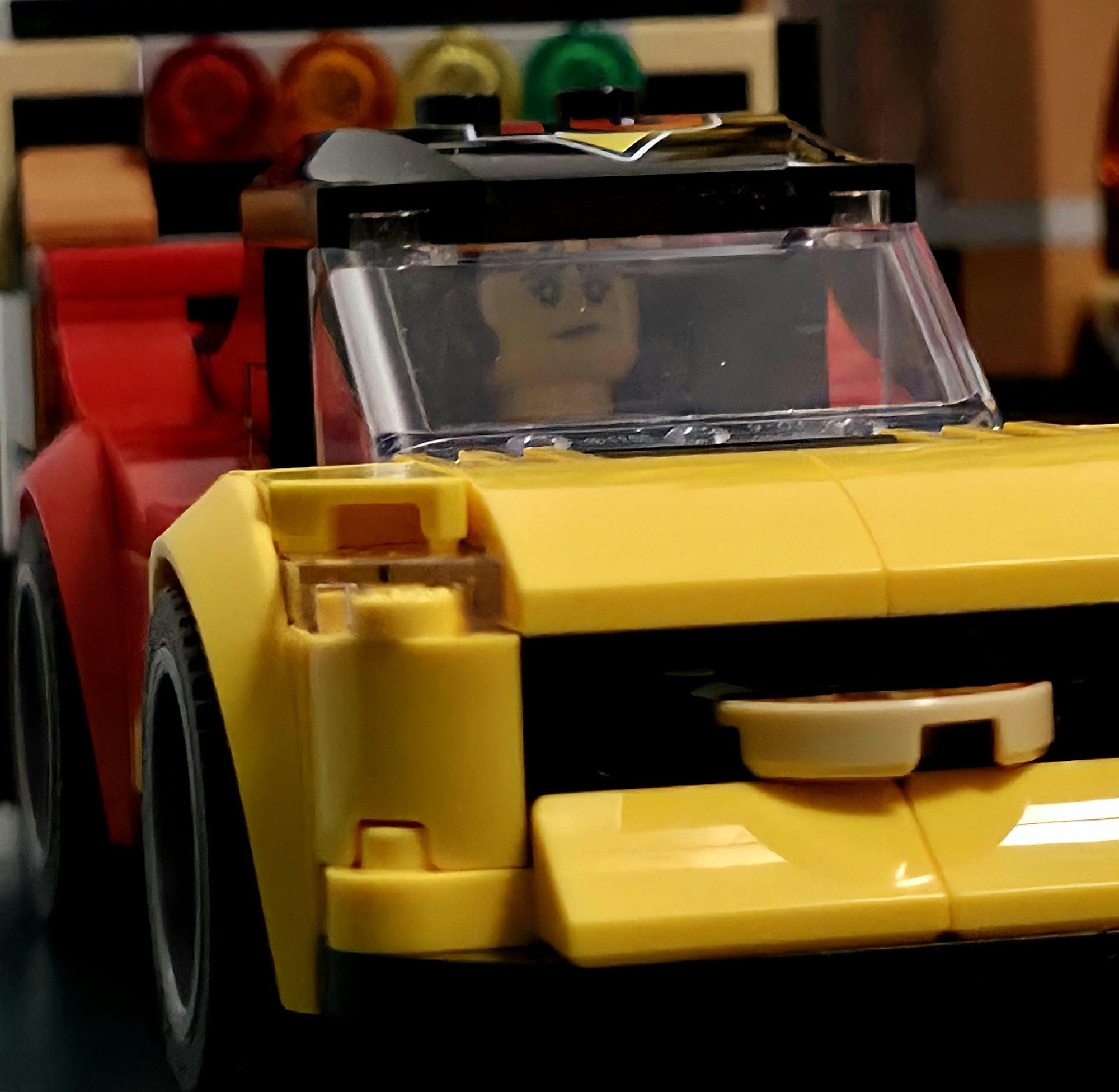Sportliches LEGO City 60496 Pizza-Lieferauto mit bedruckten Details und integrierter Abschussfunktion