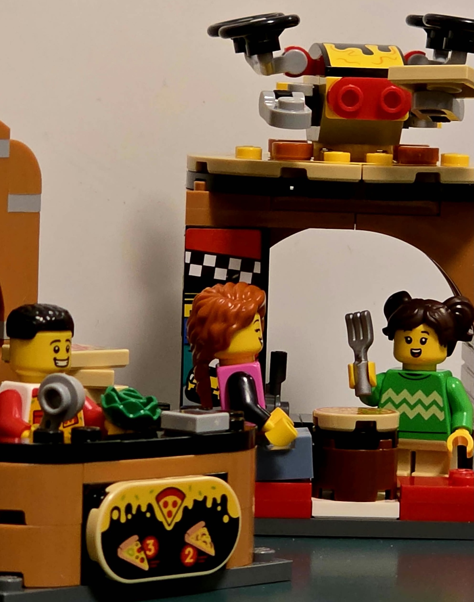 LEGO City 60496 Sitzecke mit Pizzatisch, Spielautomat und angrenzender Drohnenstation