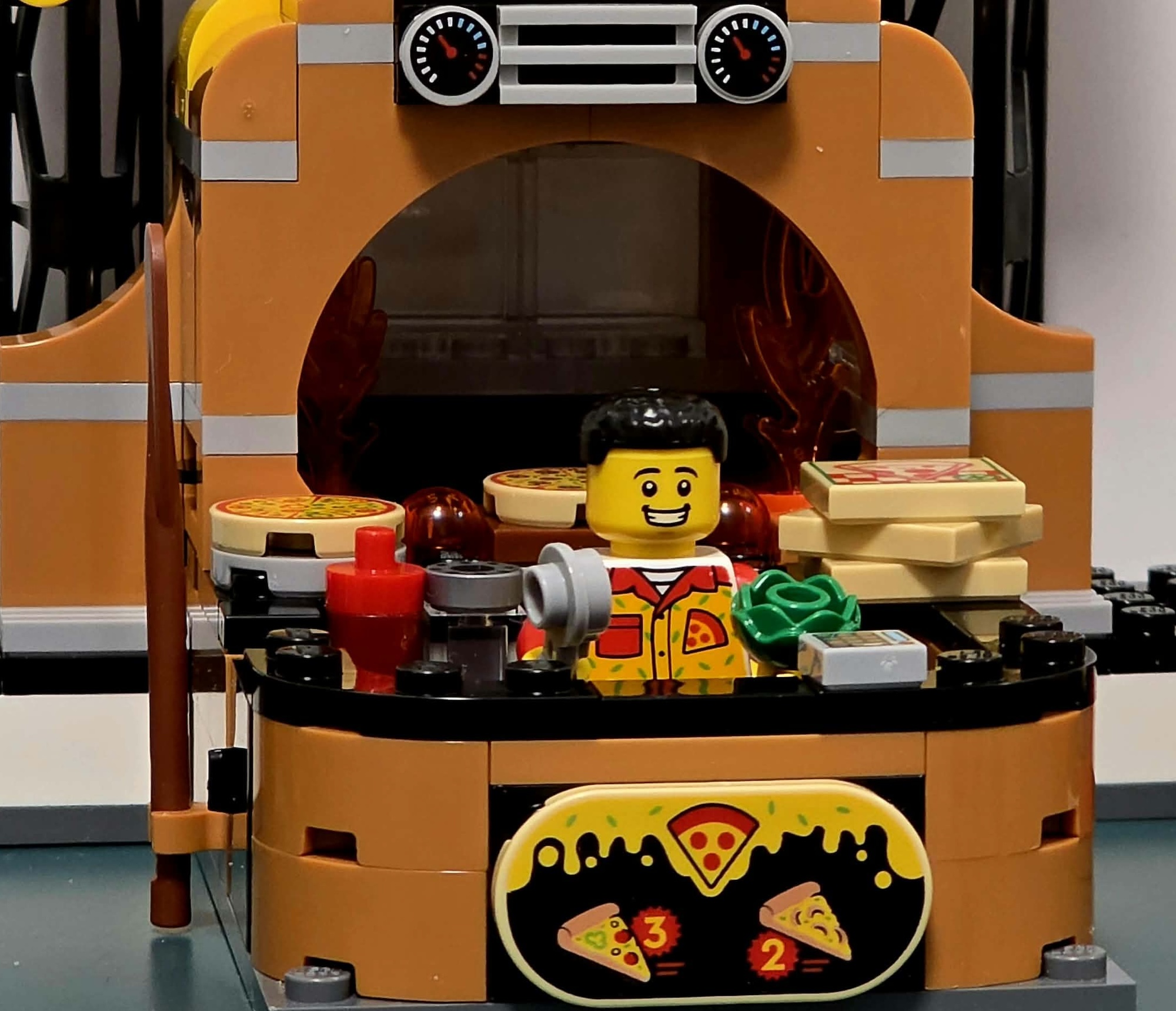 LEGO City 60496 Pizzabäcker in der Küche neben dem mechanischen Pizzaofen