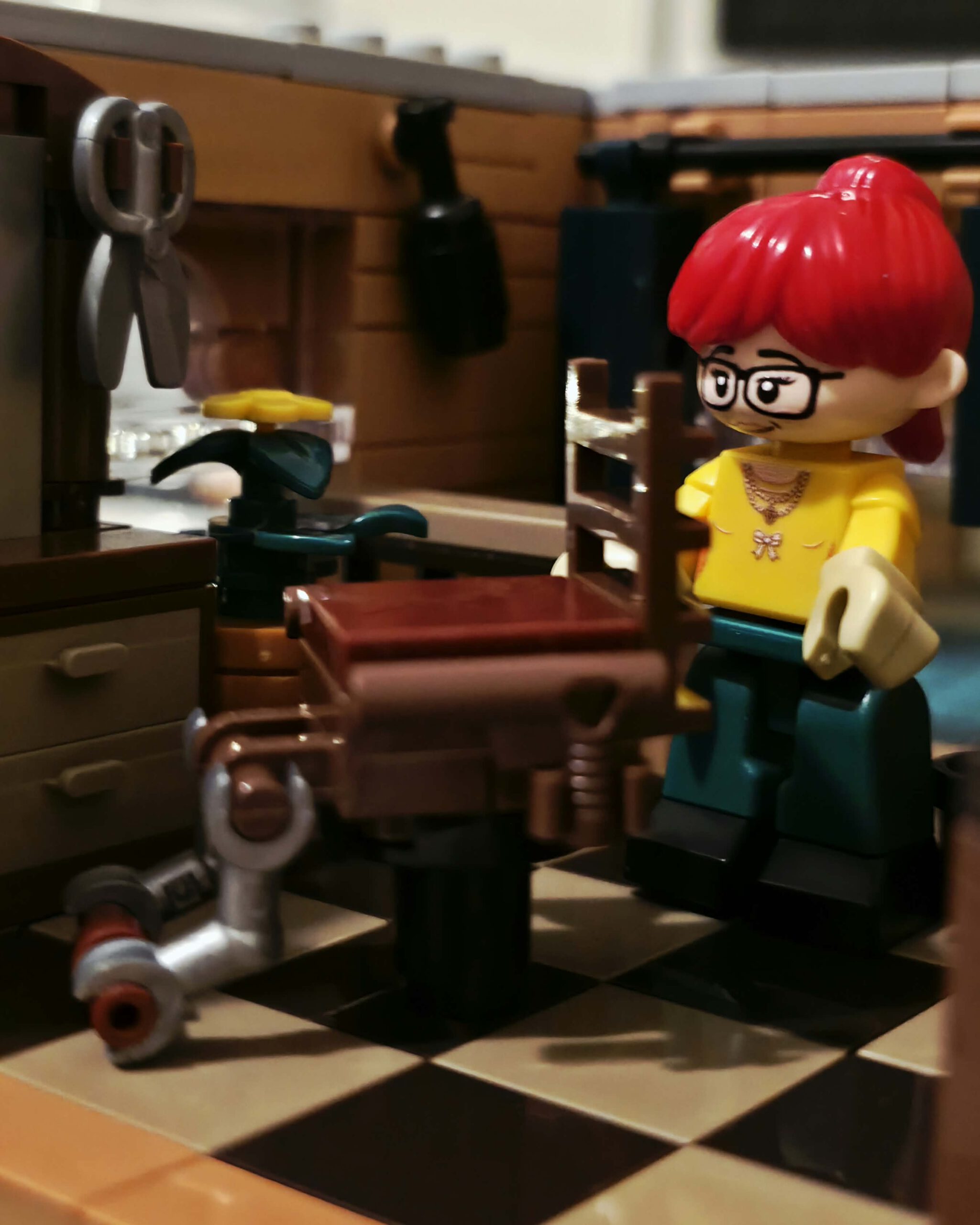 Friseurstuhl und rothaarige IAMBRICK Figur in einem eingerichteten Salon mit Fliesenboden
