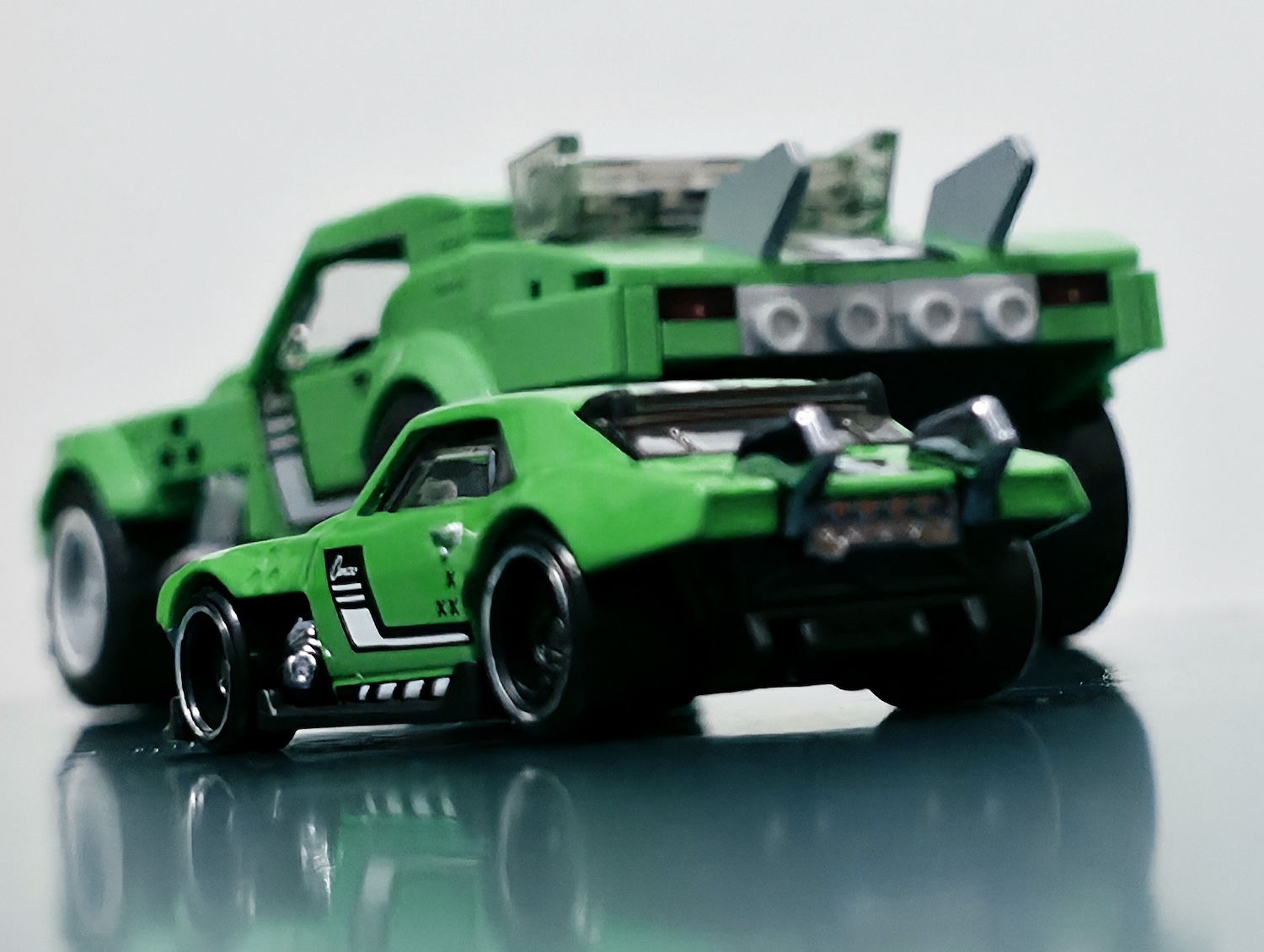Mattel Brick Shop Custom '68 Camaro und passendes Hot Wheels Die-Cast als gemeinsames Fotomotiv