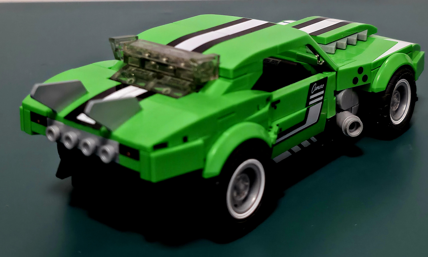 Mattel Brick Shop Custom '68 Camaro von hinten mit grüner Heckpartie und charakteristischen Heckflossen