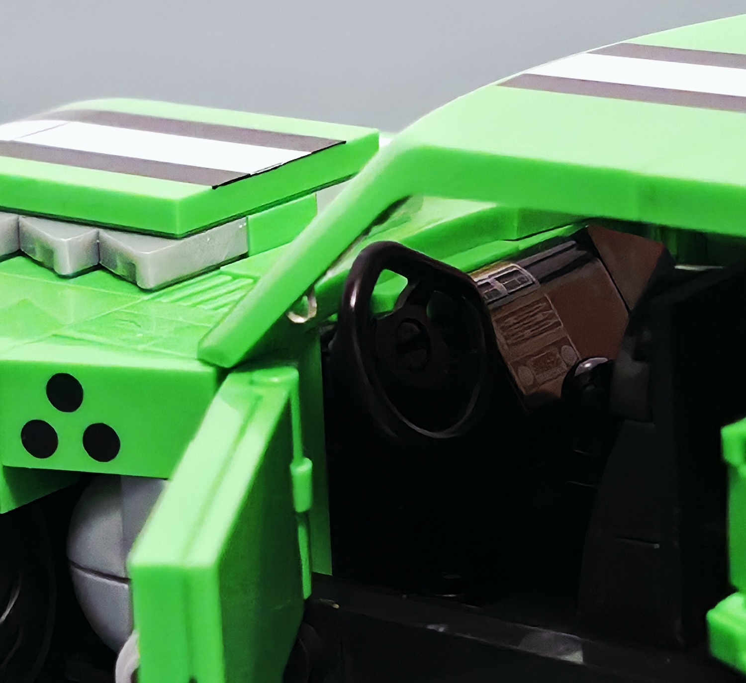 Nahaufnahme des Cockpits im Mattel Brick Shop Camaro mit bedruckten Instrumenten und Innenraumdetails