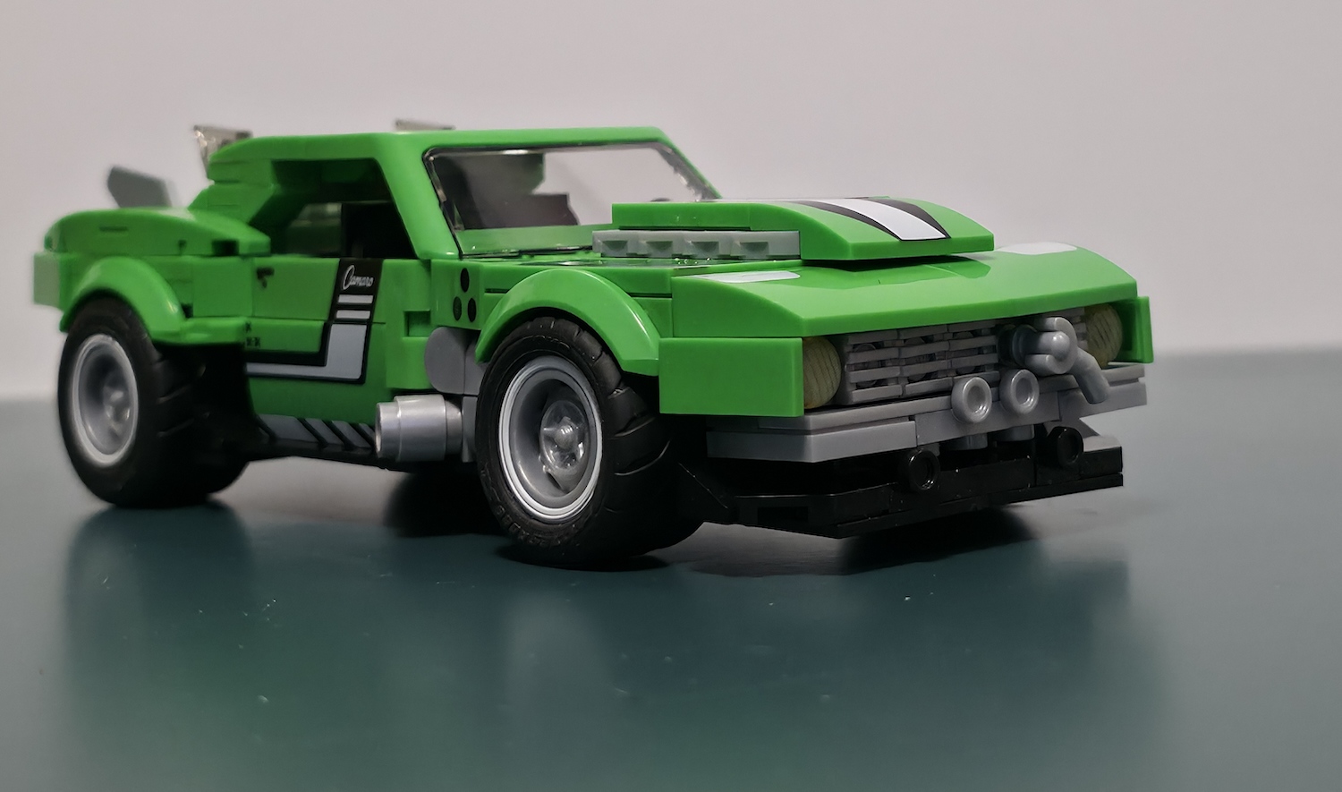Mattel Brick Shop Custom '68 Camaro in Grün in der Seitenansicht mit markanter Muscle-Car-Silhouette
