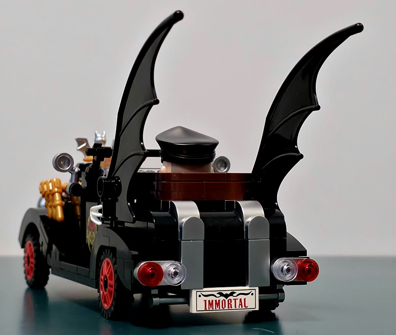 Rückseite des Pantasy Vampire Vintage Car 85071 mit Details der Heckpartie und der charakteristischen Fledermausflügel